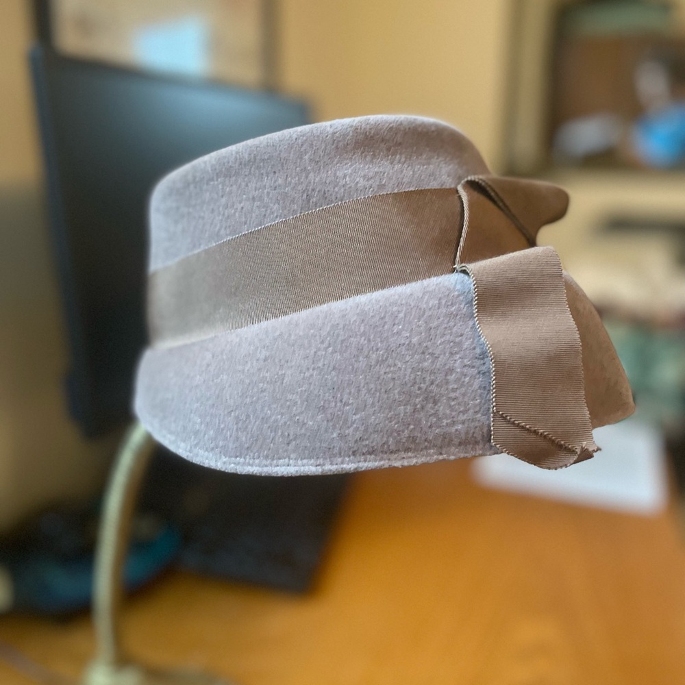 Vintage 1960s Brown Felt Cloche Hat